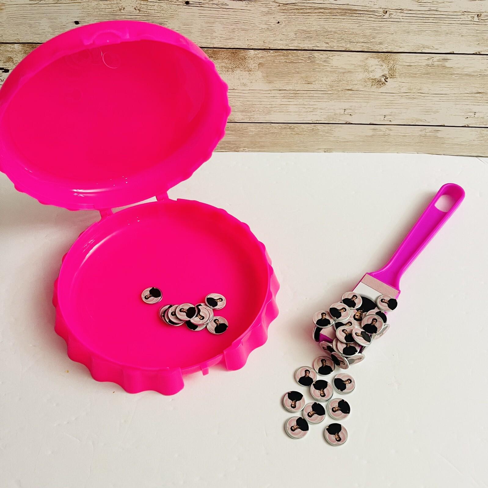 Fichero De Loteria Con Pala Magnética Y 50 Fichas De Chayanne Monedas/Fichas