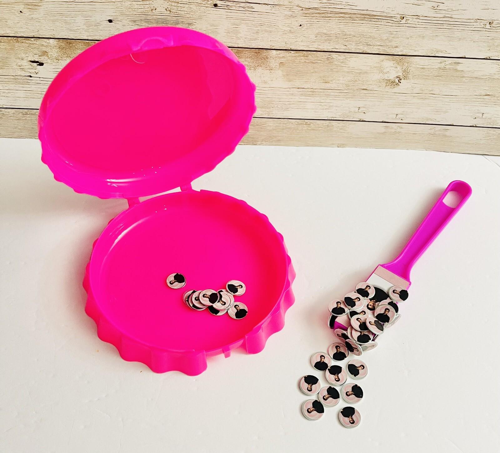 Fichero De Loteria Con Pala Magnética Y 50 Fichas De Chayanne Monedas/Fichas