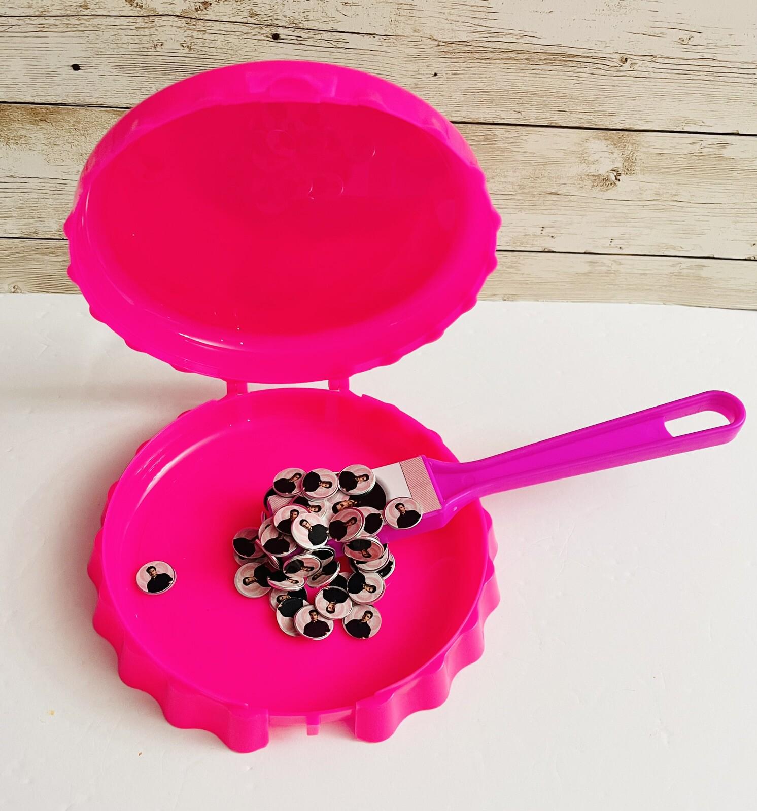 Fichero De Loteria Con Pala Magnética Y 50 Fichas De Chayanne Monedas/Fichas