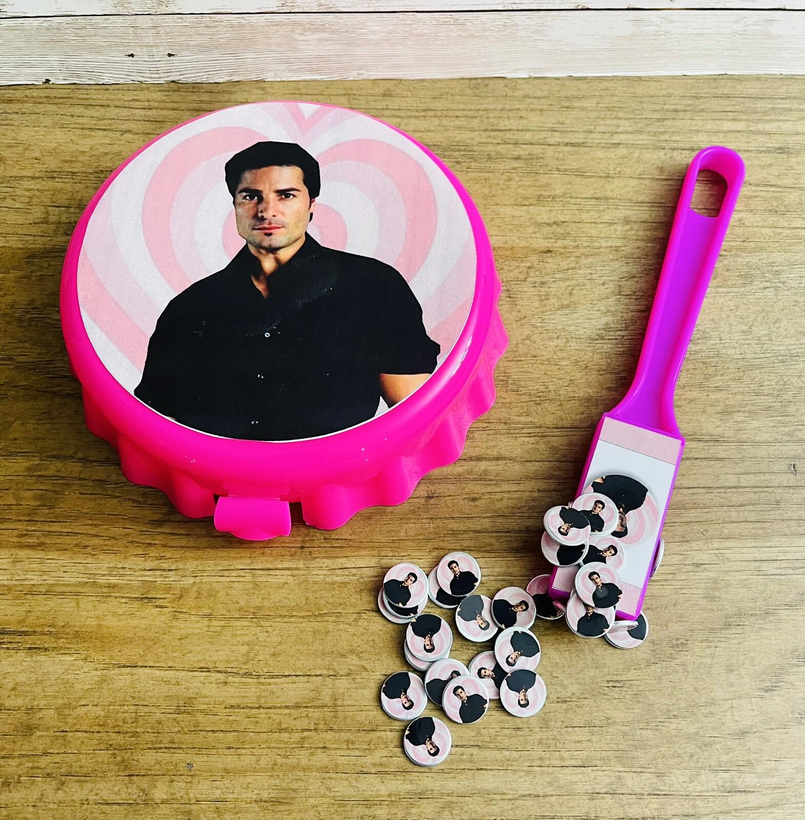 Fichero De Loteria Con Pala Magnética Y 50 Fichas De Chayanne Monedas/Fichas