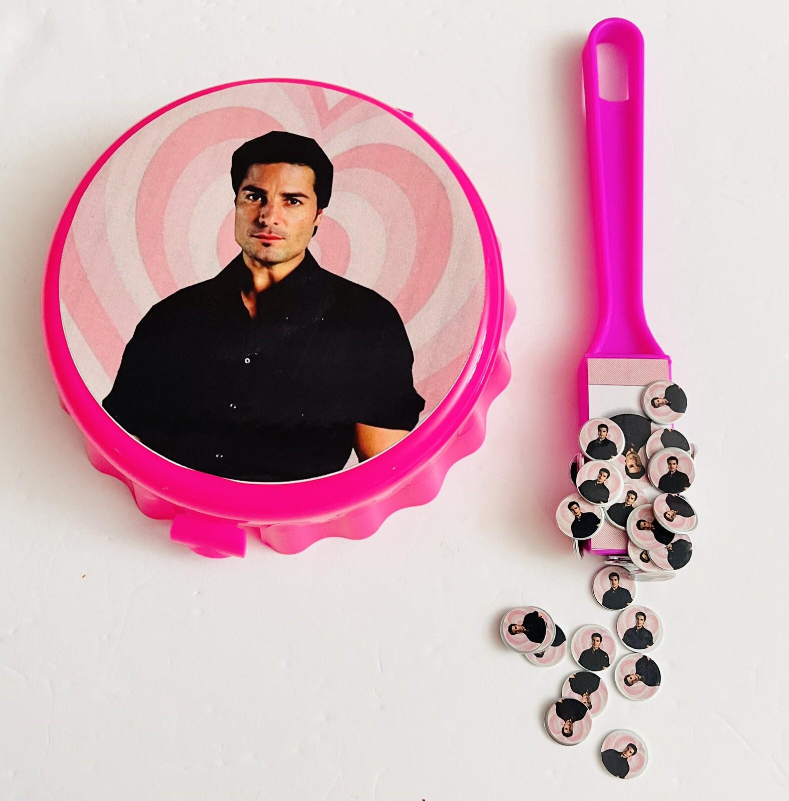 Fichero De Loteria Con Pala Magnética Y 50 Fichas De Chayanne Monedas/Fichas