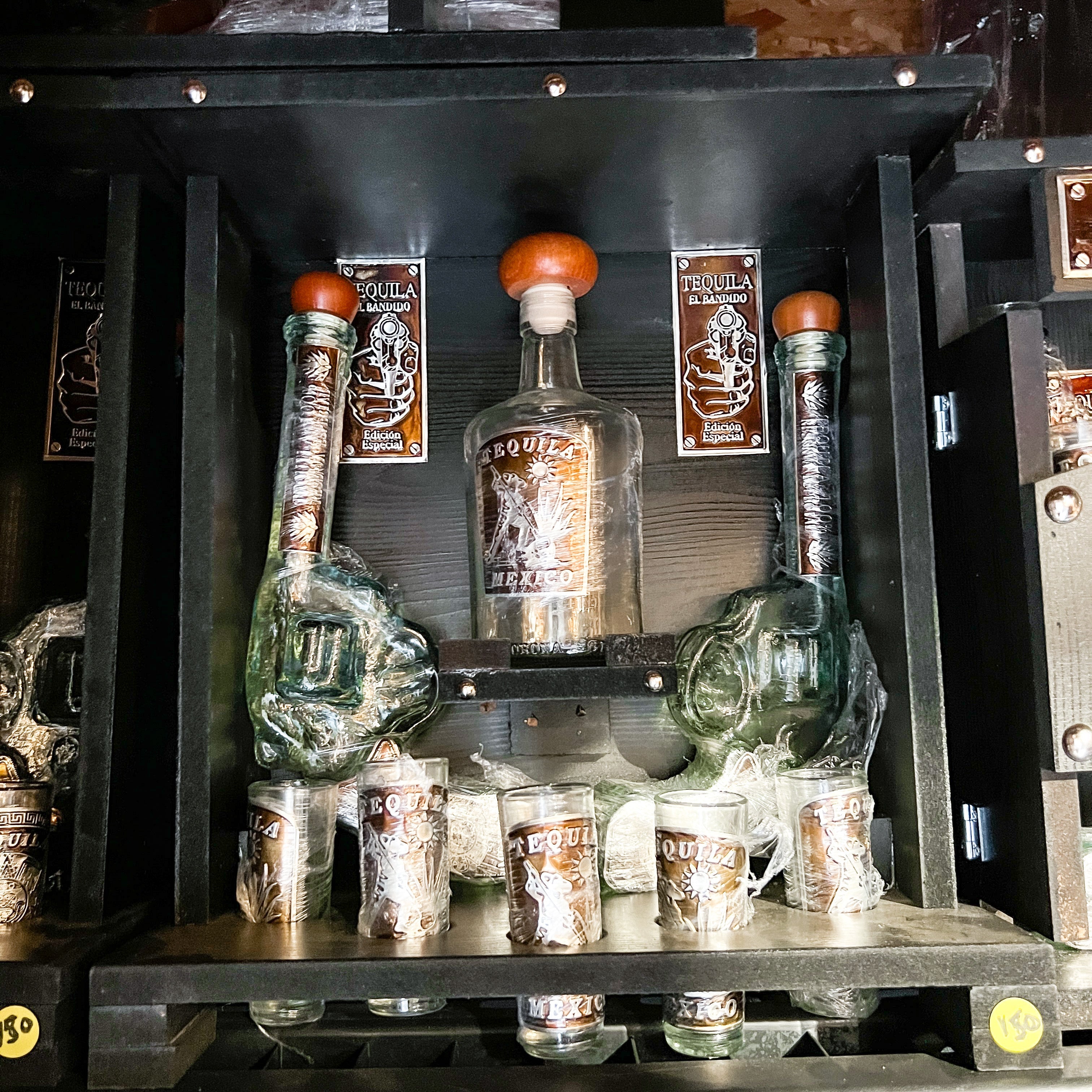 Tequilero Cantina Pistola y Botella