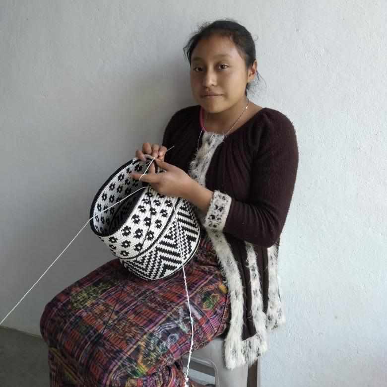 Bolso cruzado de verano de crochet con diseño chevron boho en blanco y negro - Guatemala