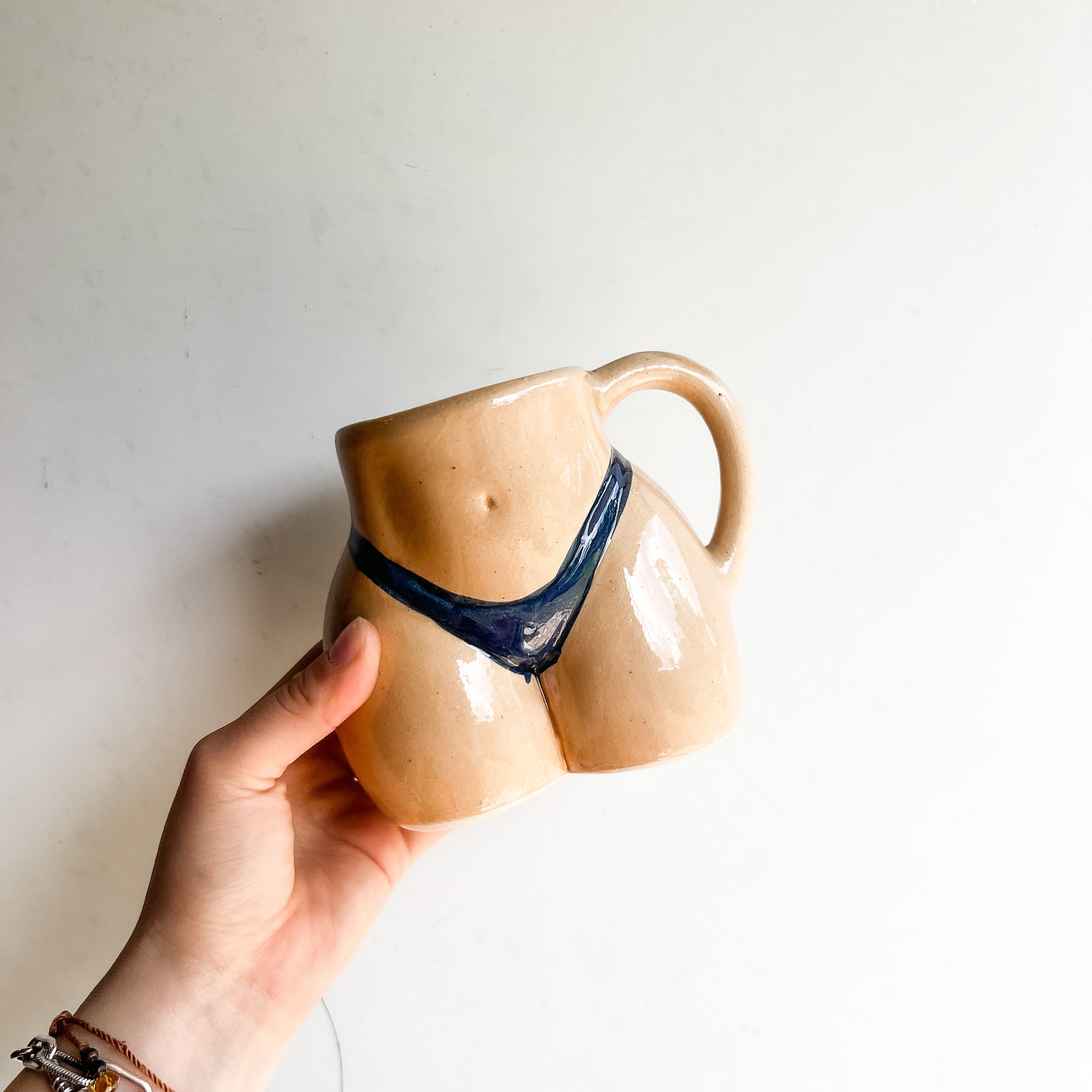 Taza de cerámica con forma de cuerpo