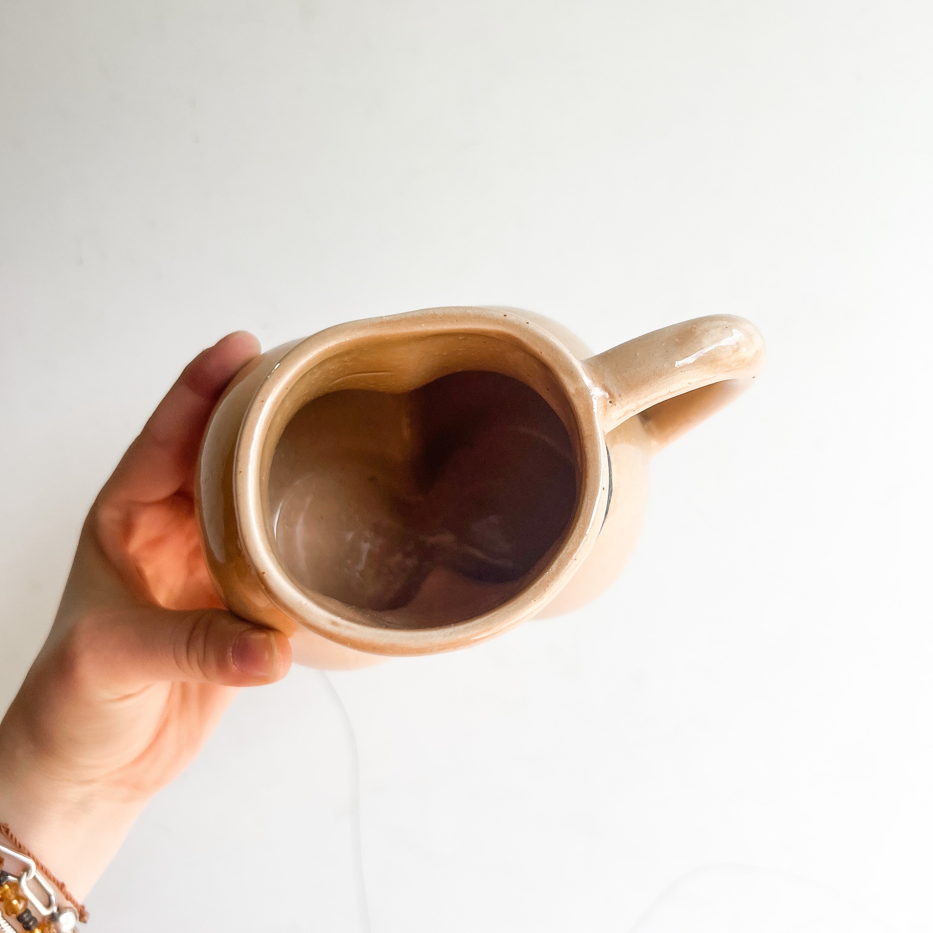 Taza de cerámica con forma de cuerpo
