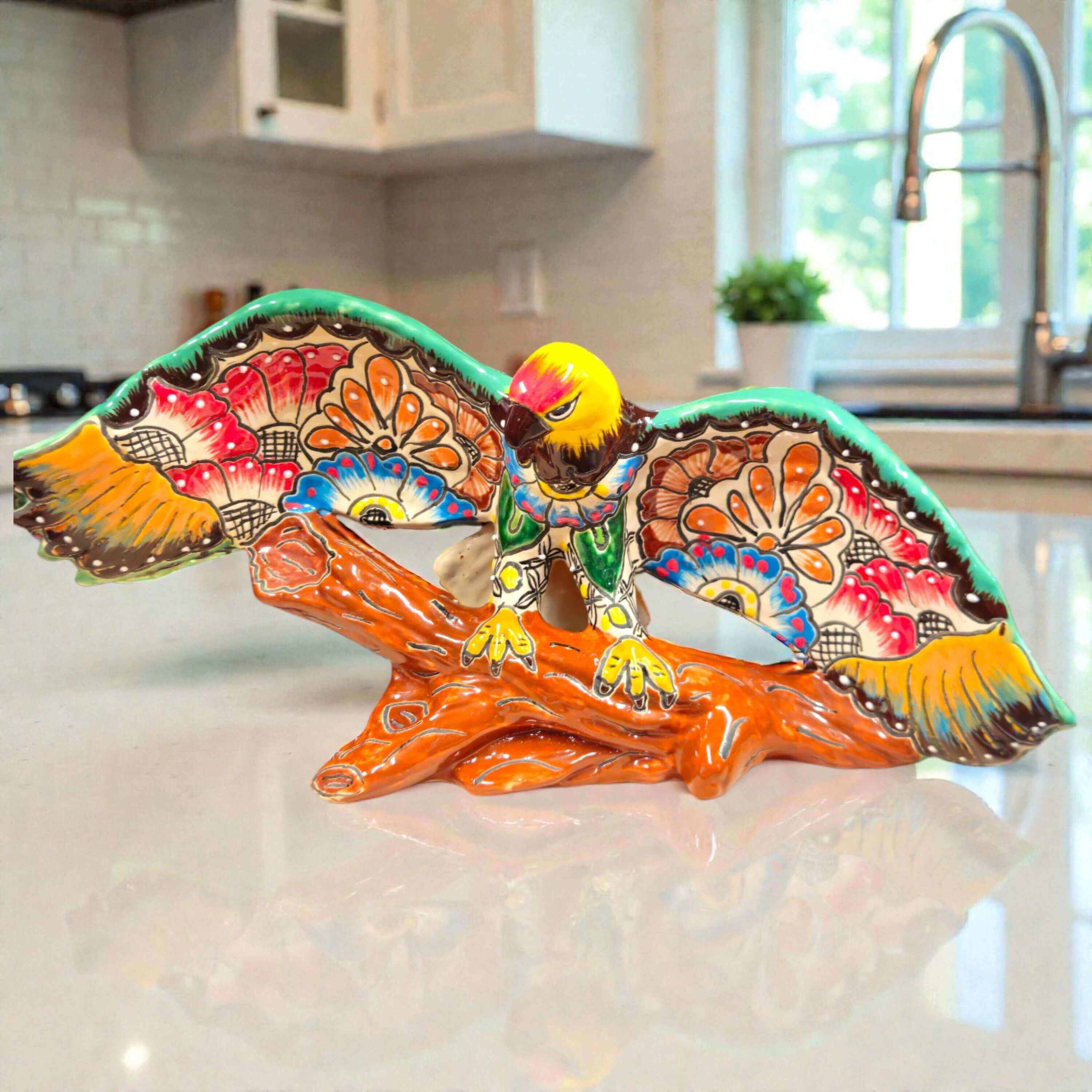 Figura majestuosa de águila de Talavera | Arte mexicano hecho a mano