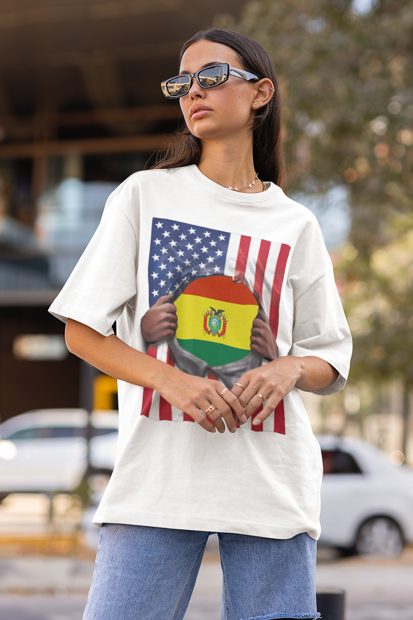 Camiseta del Orgullo de Bolivia + Bandera de EE. UU. | Bandera boliviana + americana rasgada para el 4 de julio | Camisetas latinas divertidas y virales | Unisex - 4 colores
