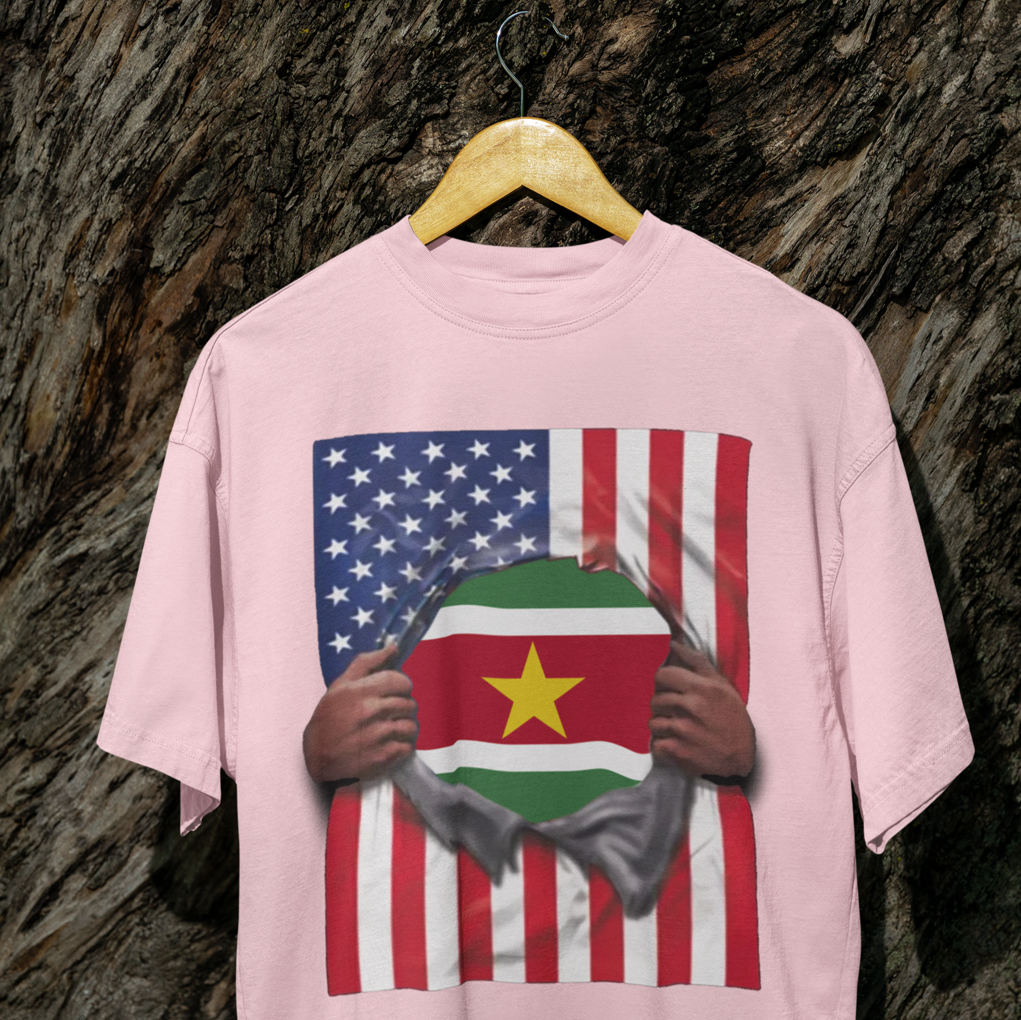 Camiseta de orgullo con la bandera de Surinam + EE. UU. | Desgarro de las banderas de Surinam y América para el 4 de Julio | Camisetas latinas virales divertidas | Unisex - 4 Colores