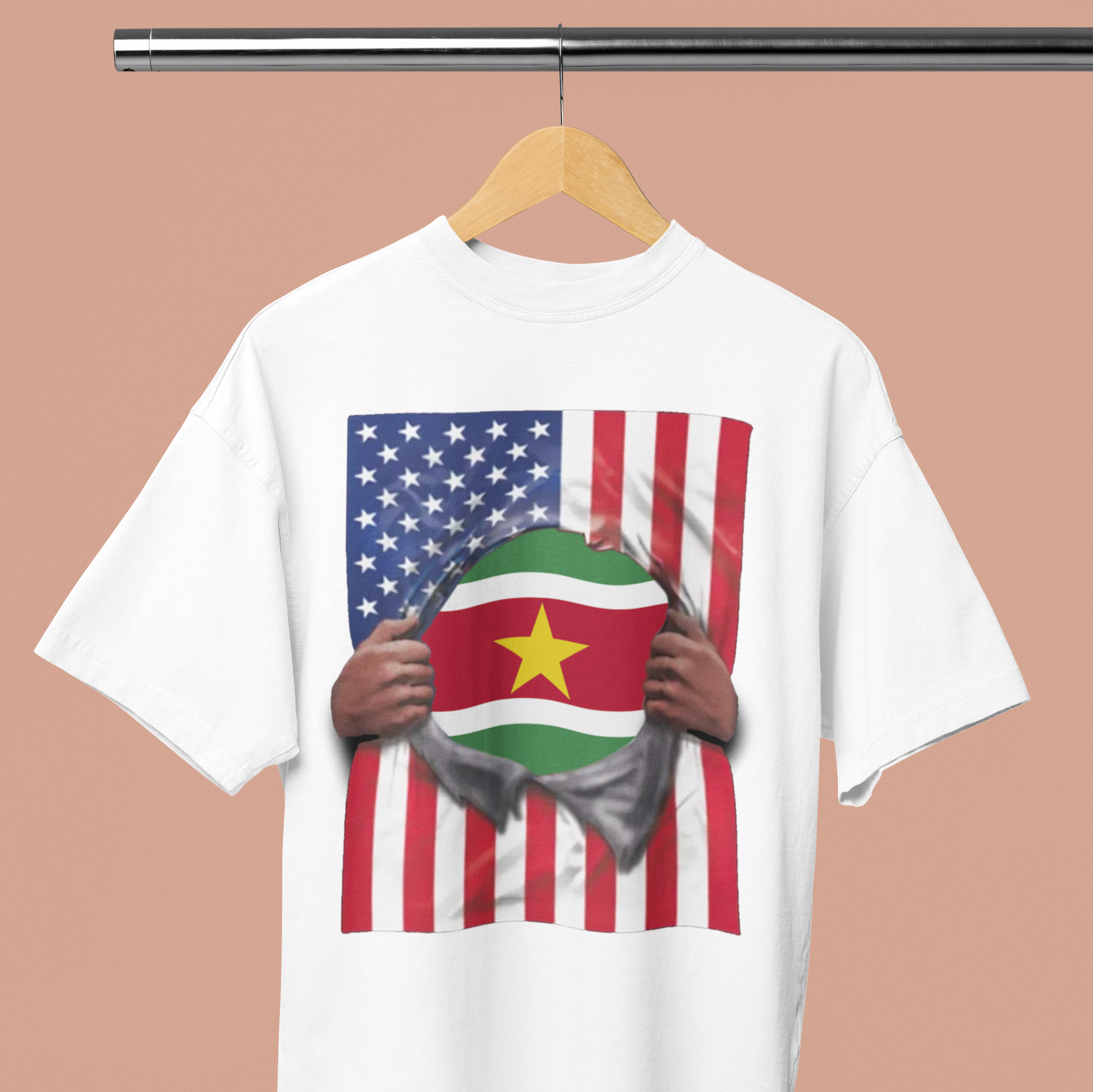 Camiseta de orgullo con la bandera de Surinam + EE. UU. | Desgarro de las banderas de Surinam y América para el 4 de Julio | Camisetas latinas virales divertidas | Unisex - 4 Colores