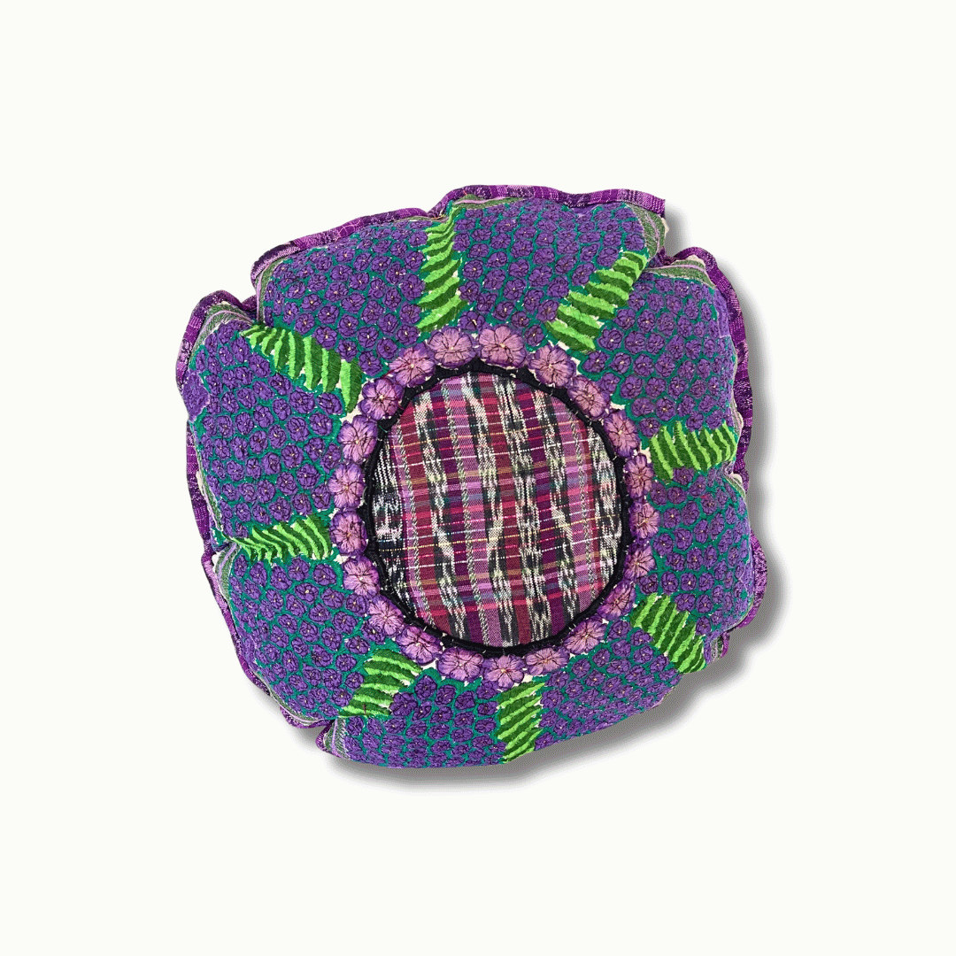 Funda de almohada redonda bohemia única de huipil floral con luna reciclada - Guatemala
