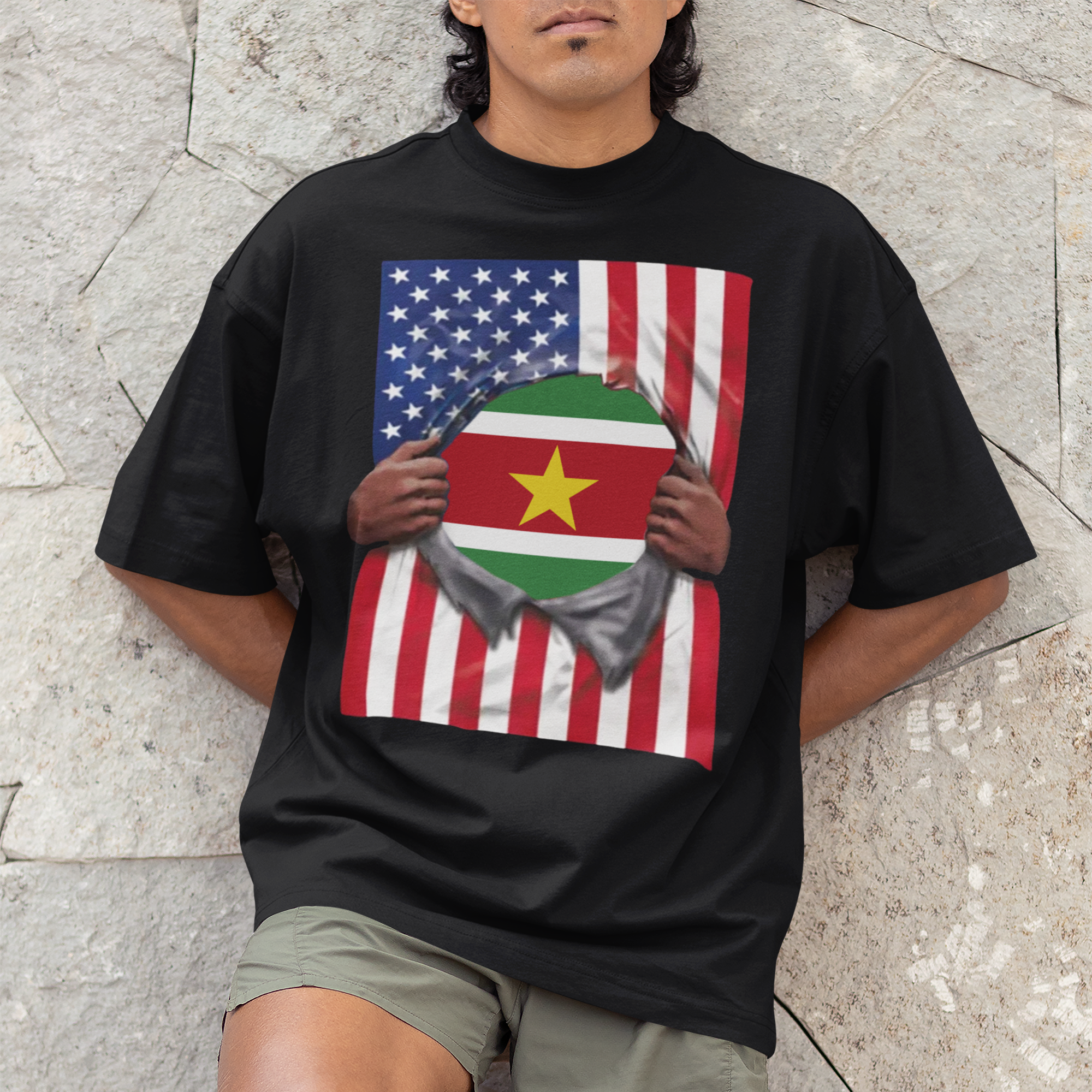 Camiseta de orgullo con la bandera de Surinam + EE. UU. | Desgarro de las banderas de Surinam y América para el 4 de Julio | Camisetas latinas virales divertidas | Unisex - 4 Colores