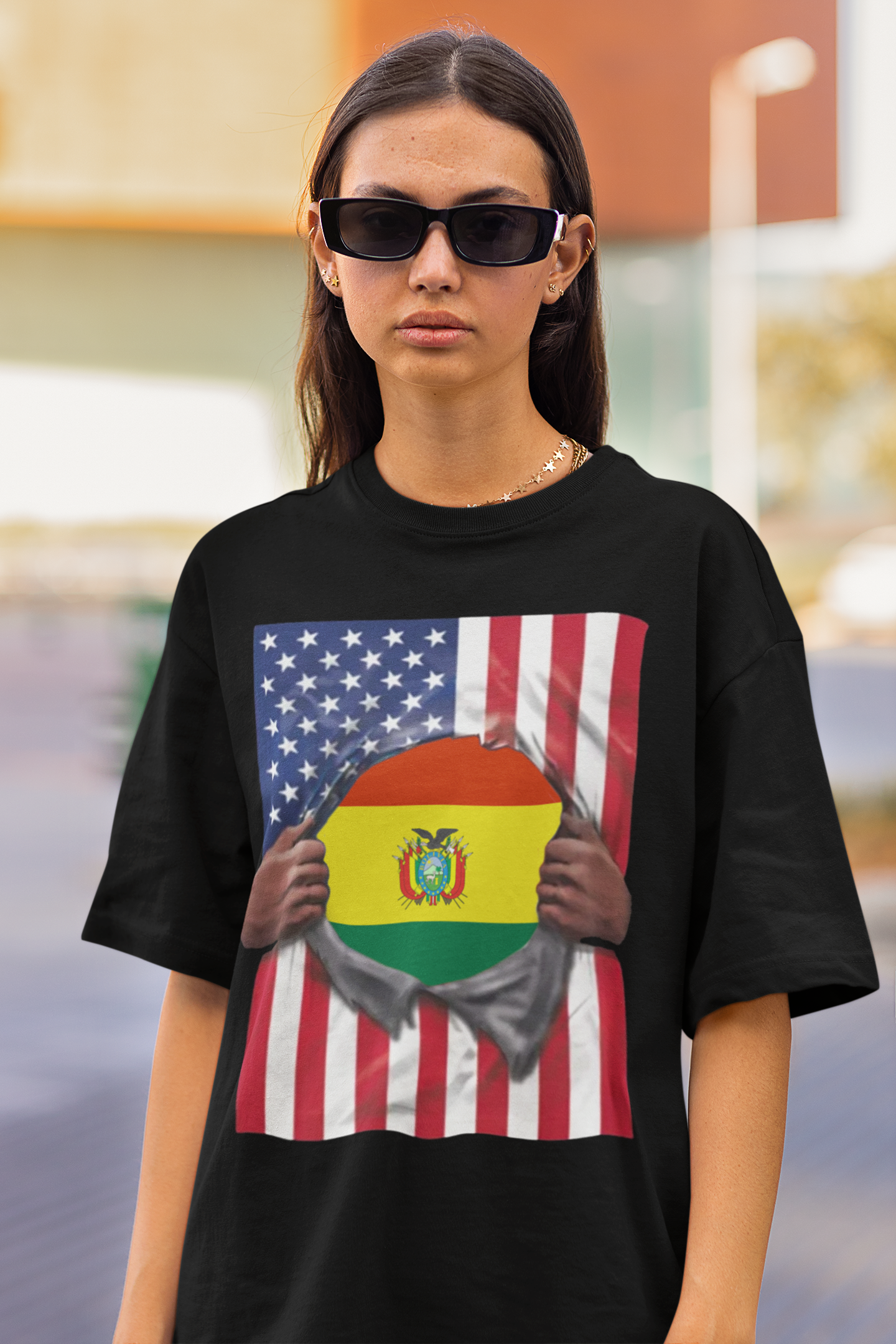 Camiseta del Orgullo de Bolivia + Bandera de EE. UU. | Bandera boliviana + americana rasgada para el 4 de julio | Camisetas latinas divertidas y virales | Unisex - 4 colores