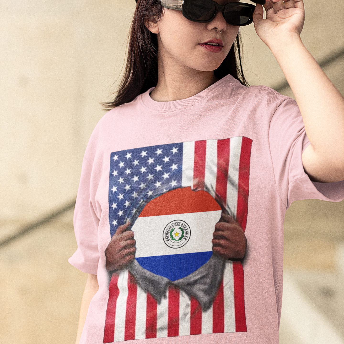 Bandera de Paraguay + Bandera de EE. UU. Camiseta del Orgullo | Bandera paraguaya + americana rasgada 4 de julio | Camisetas latinas virales divertidas | Unisex - 4 colores