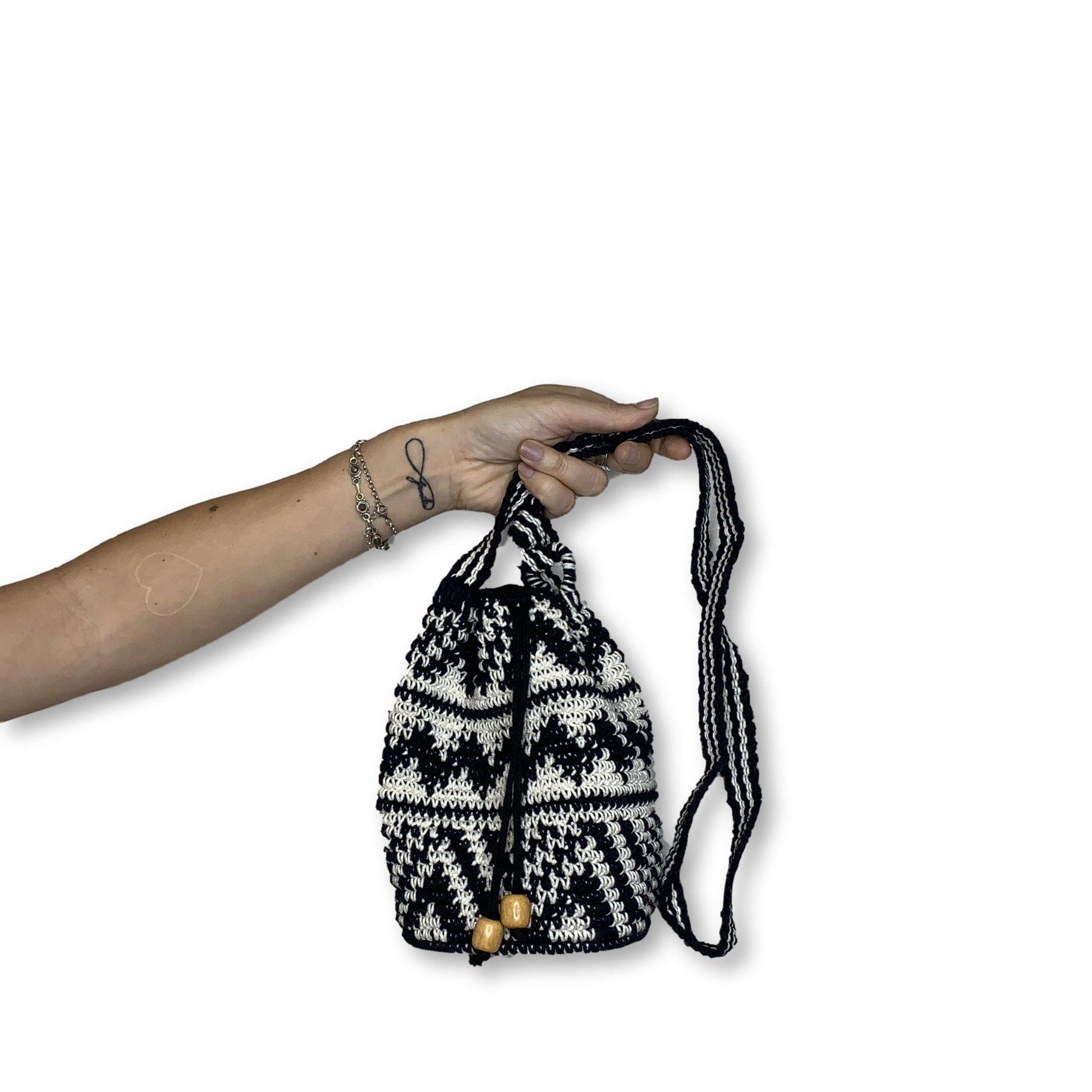Bolso cruzado de verano de crochet con diseño chevron boho en blanco y negro - Guatemala