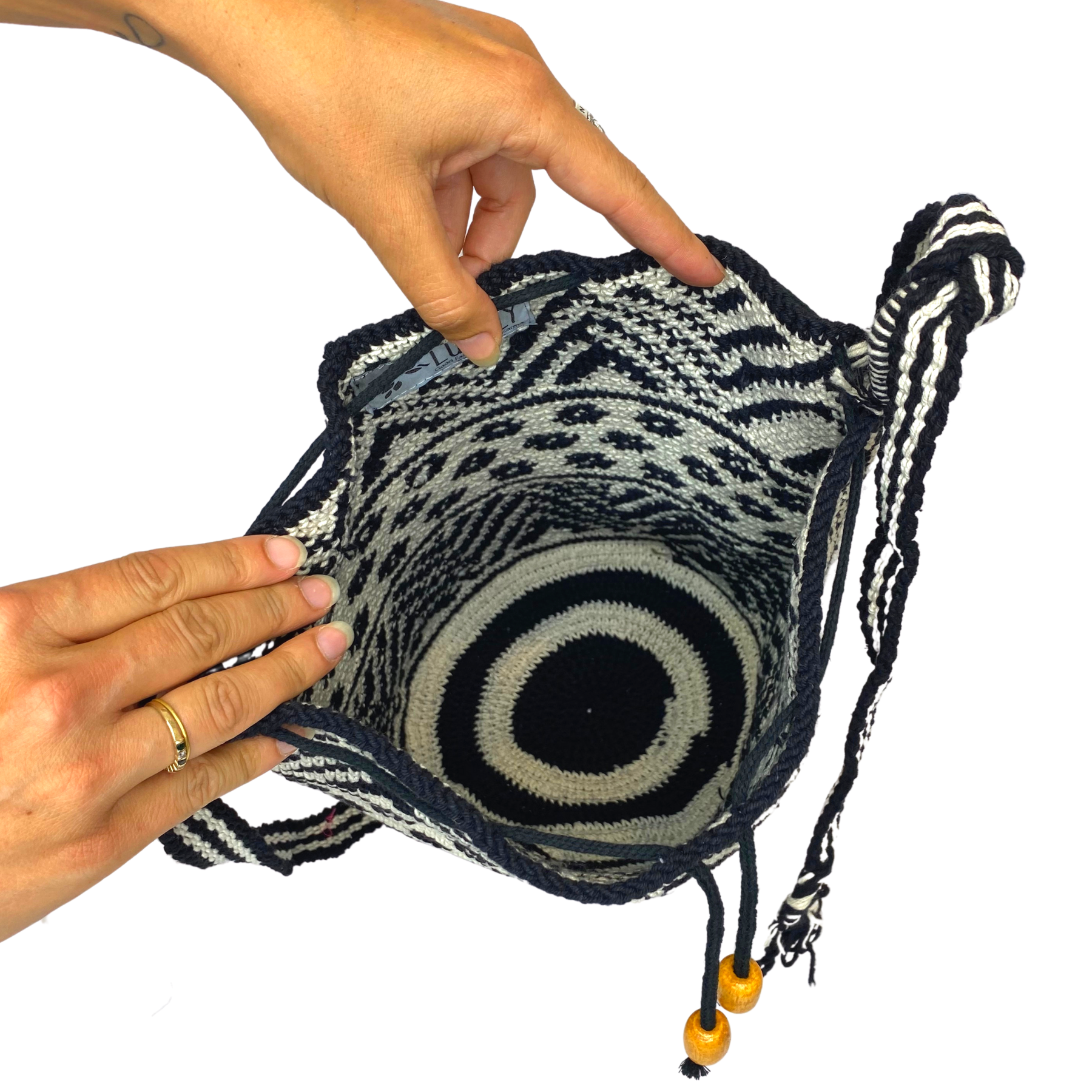 Bolso cruzado de verano de crochet con diseño chevron boho en blanco y negro - Guatemala
