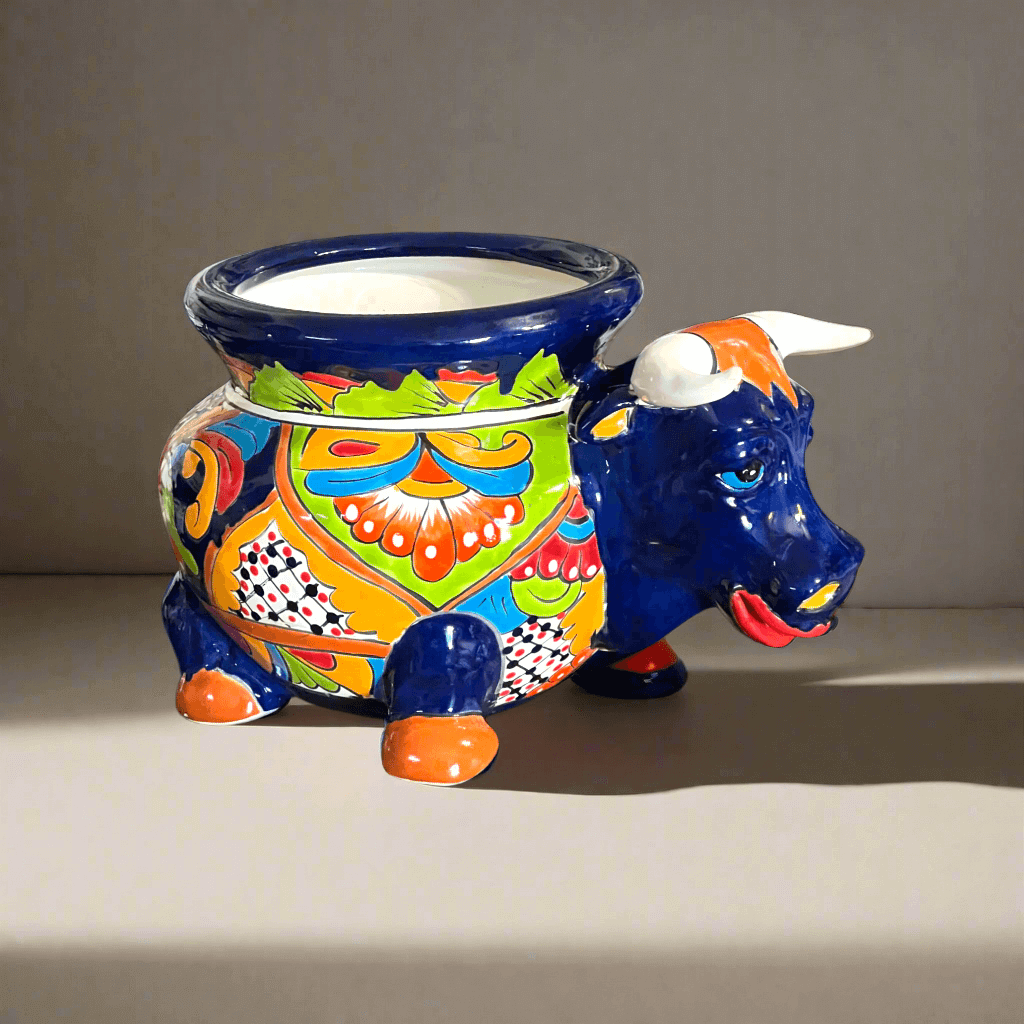 Maceta de cerámica de Talavera con forma de toro | Cerámica mexicana vibrante