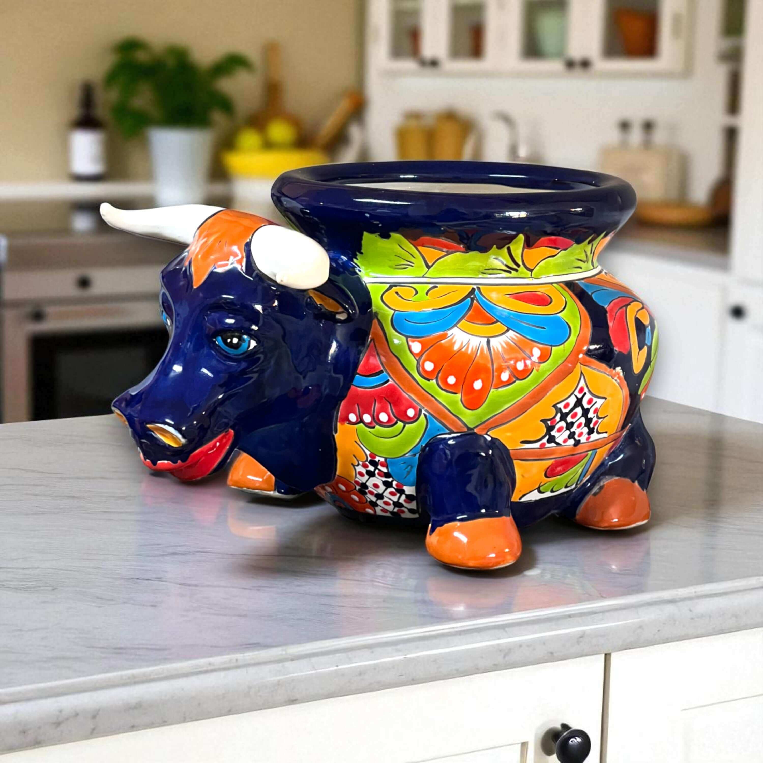Maceta de cerámica de Talavera con forma de toro | Cerámica mexicana vibrante