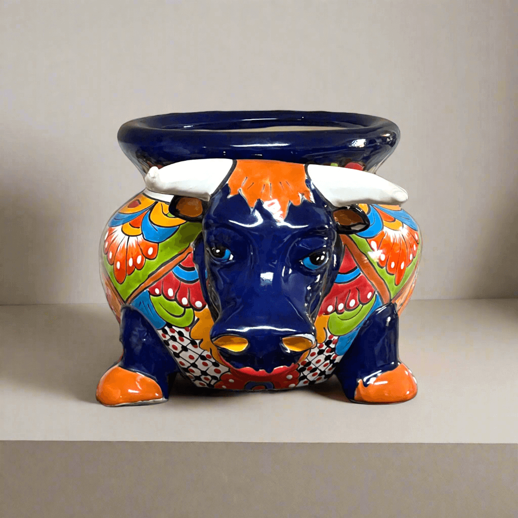 Maceta de cerámica de Talavera con forma de toro | Cerámica mexicana vibrante