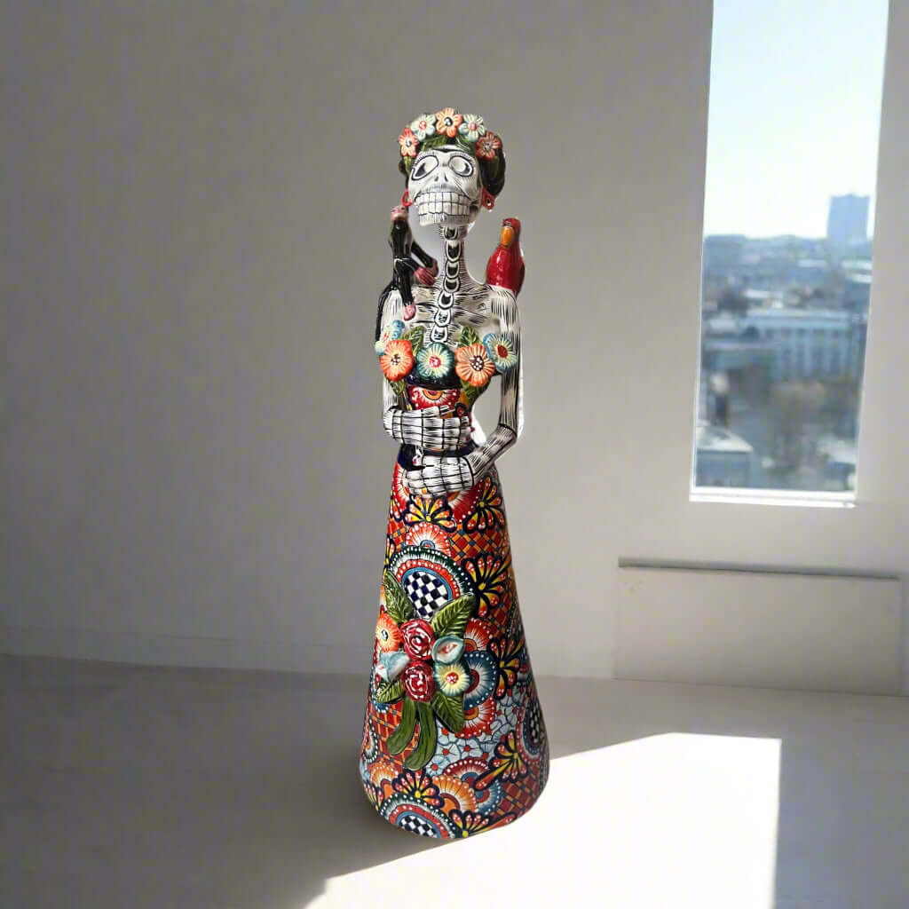 Estatua Catrina de Talavera | Figurilla de cerámica de Día de Muertos de 83.82 cm de alto