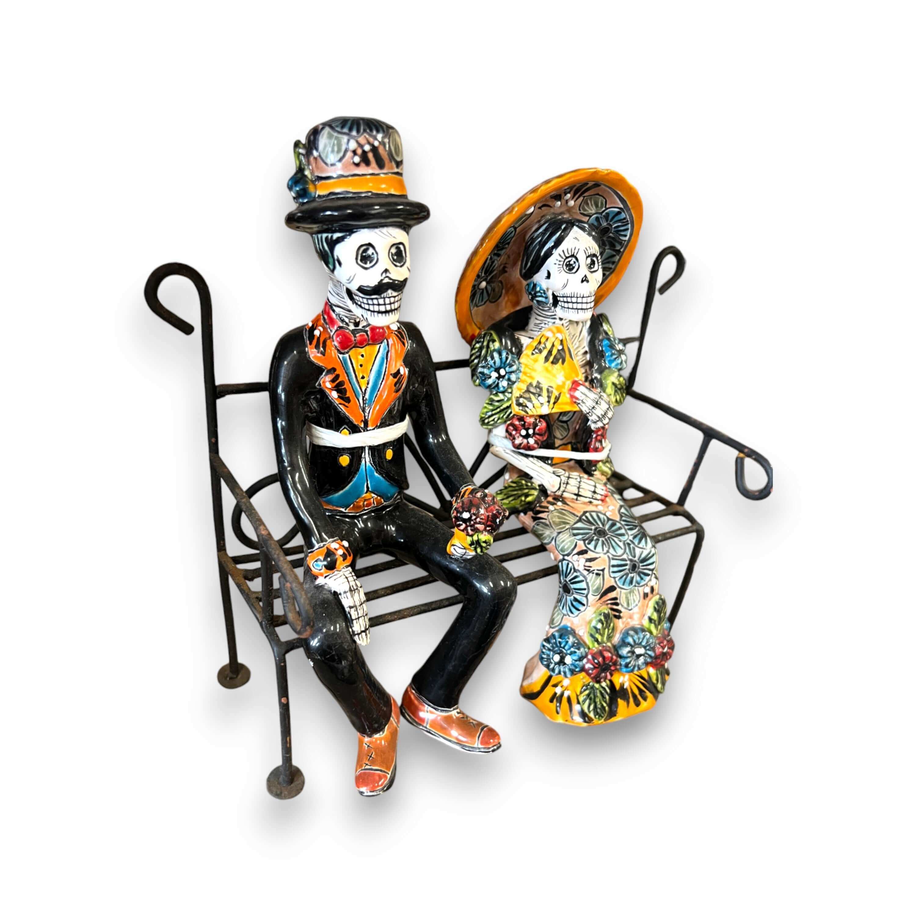 Pareja de esqueletos de Talavera en banco | Decoración mexicana del Día de Muertos