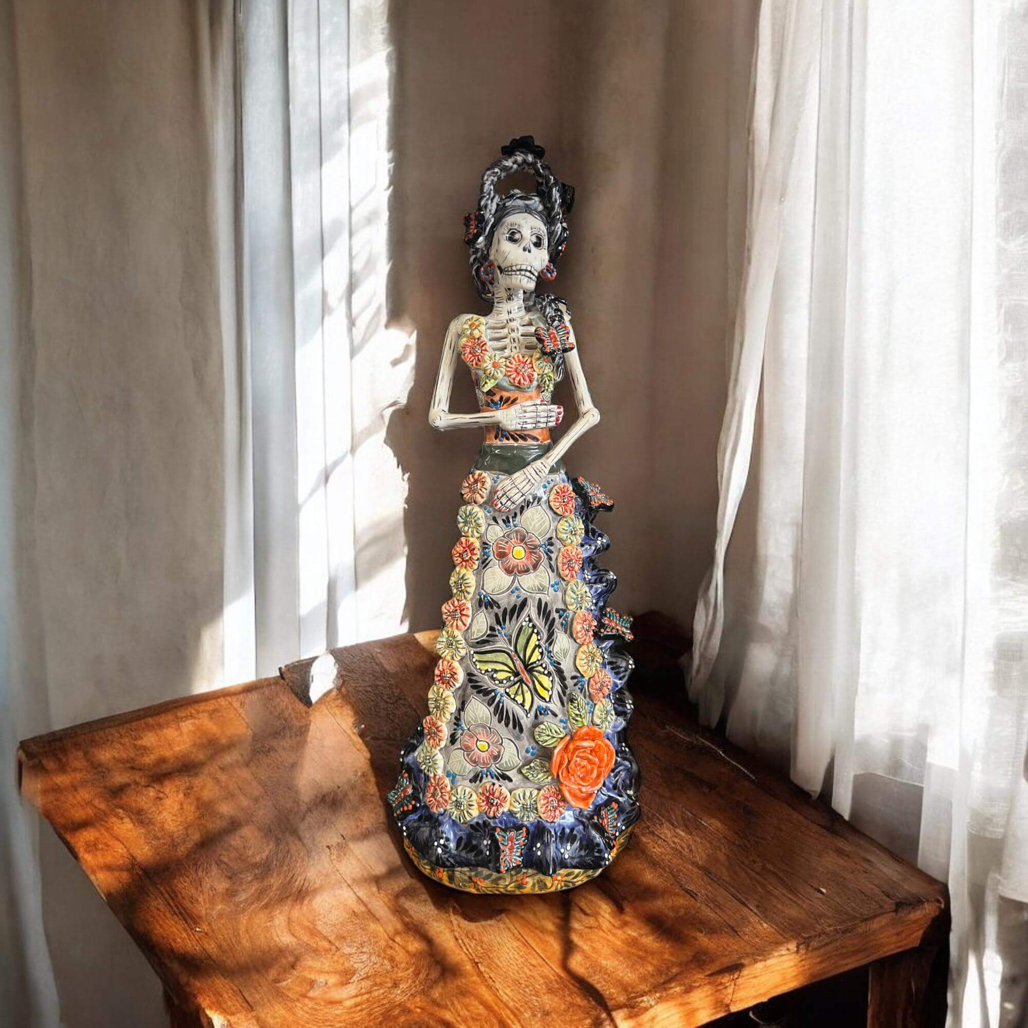 Figura de Catrina de Talavera del Día de Muertos | Peinado recogido con vestido vibrante
