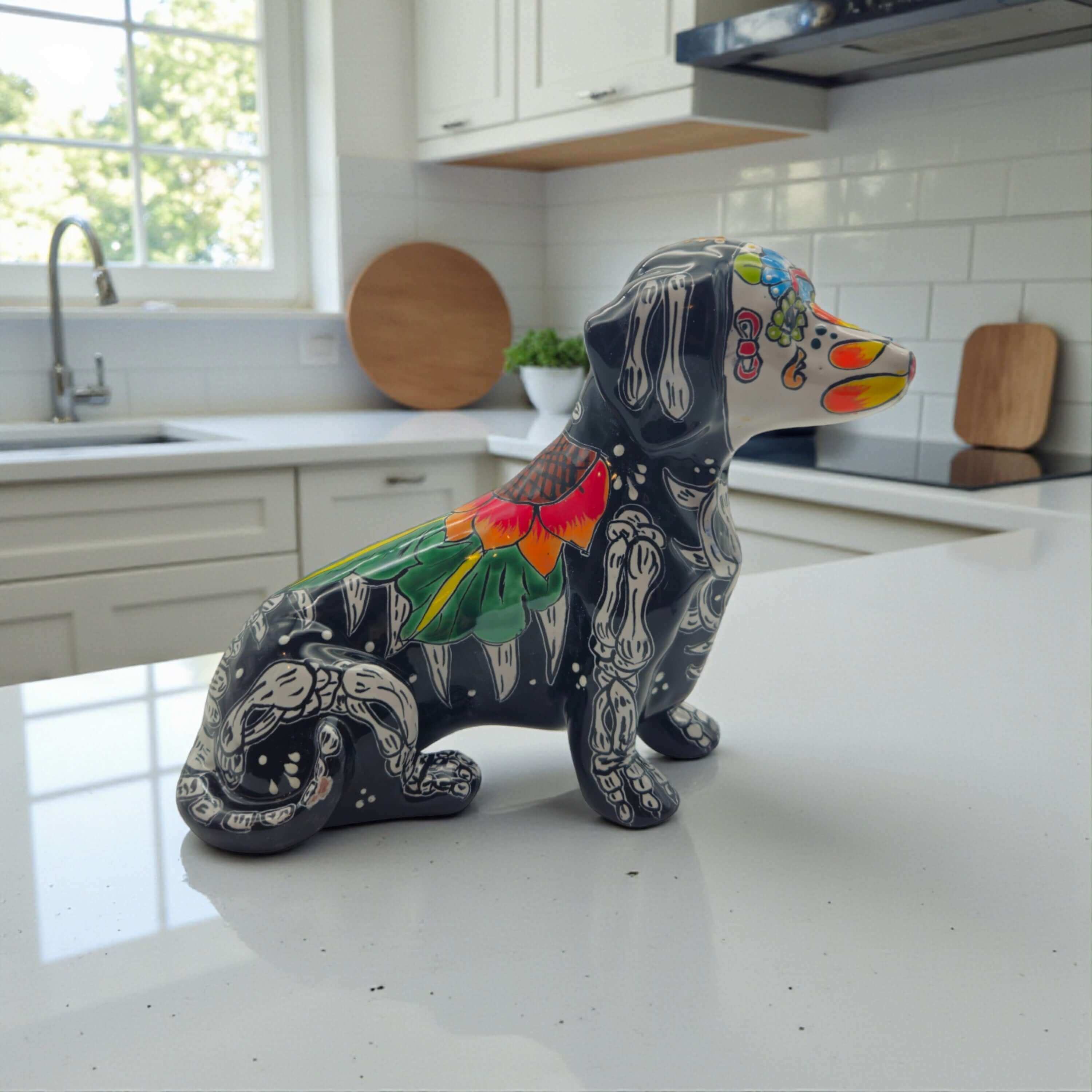 Figura de perro salchicha de Talavera | Perro de cerámica del Día de Muertos