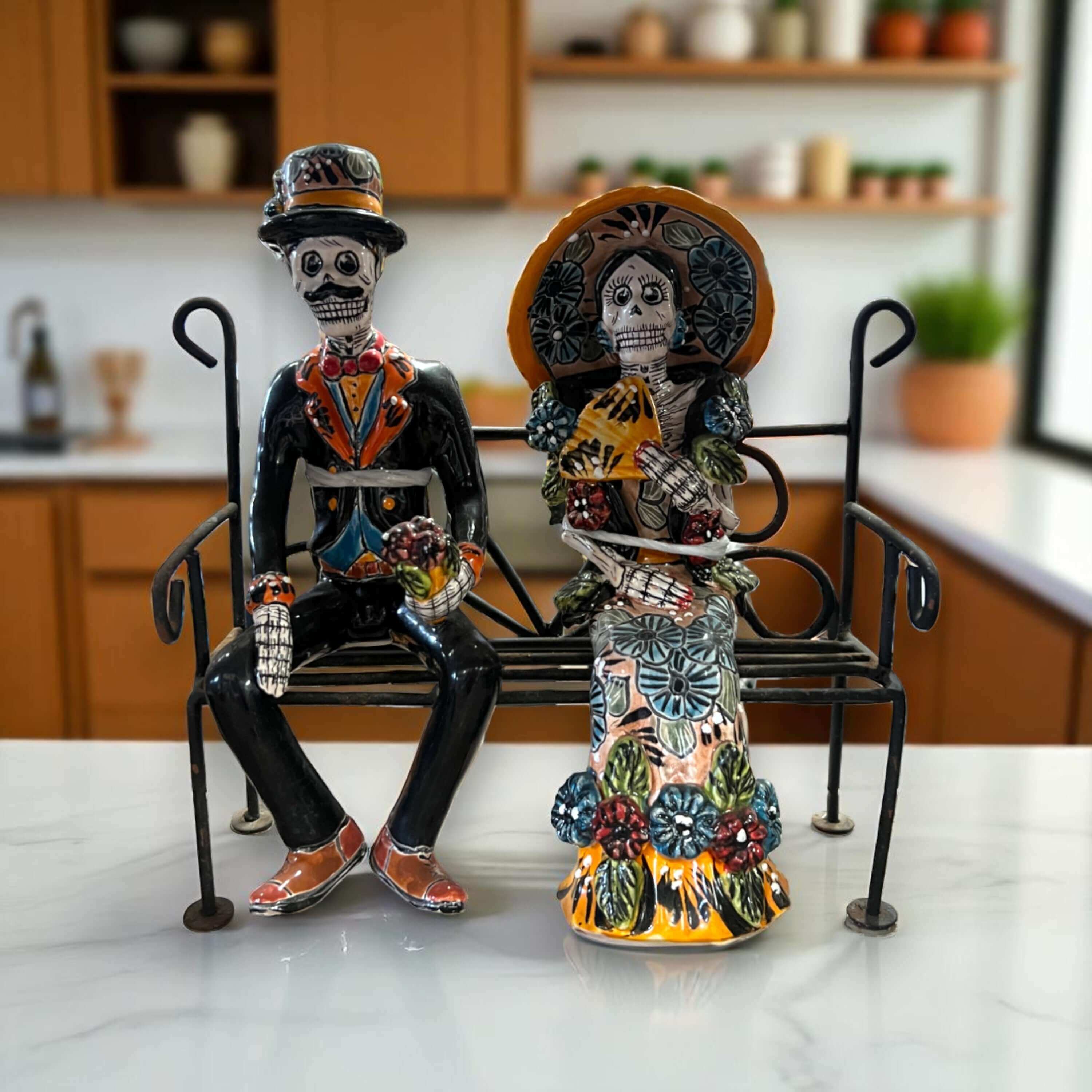 Pareja de esqueletos de Talavera en banco | Decoración mexicana del Día de Muertos