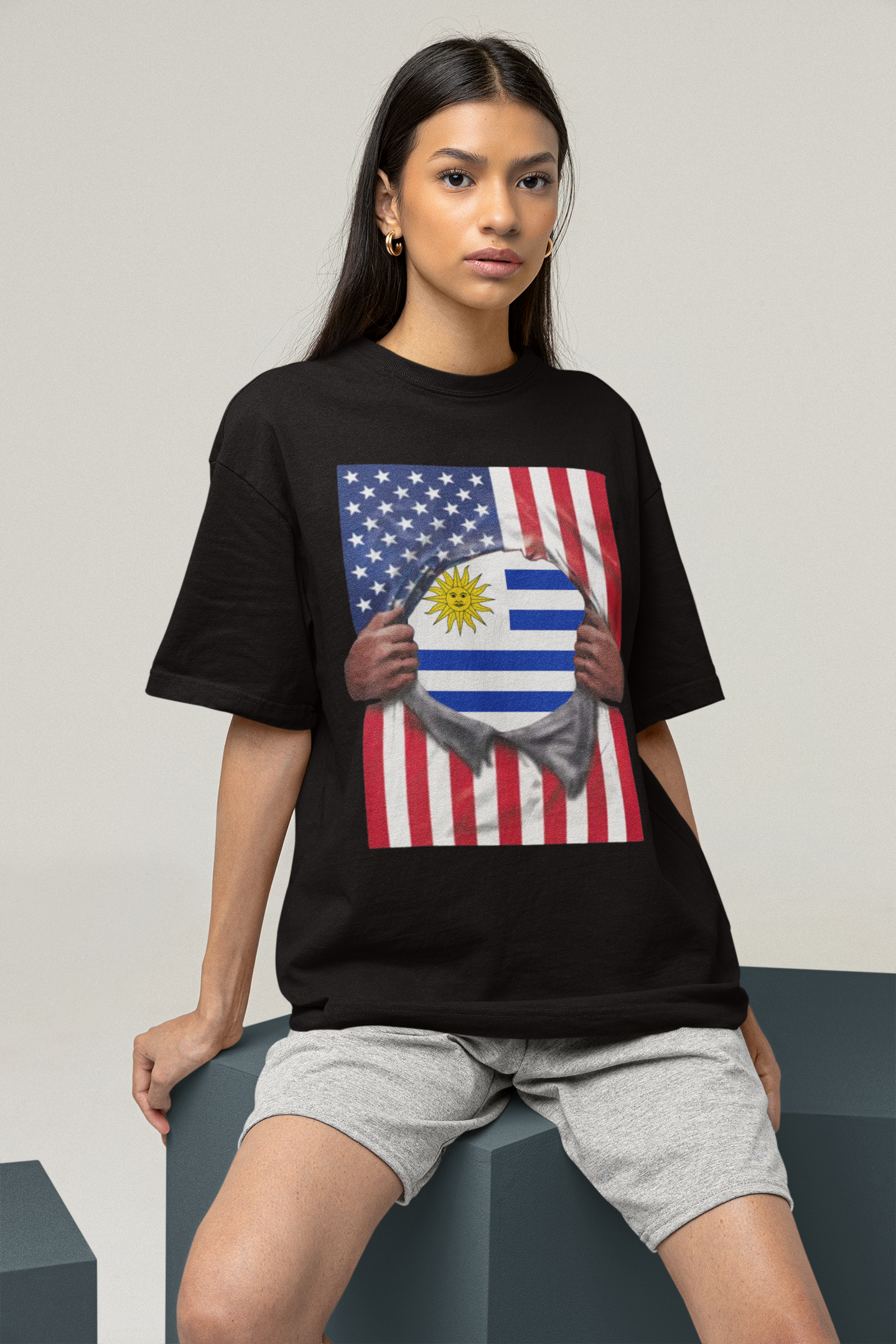 Camiseta con la bandera de Uruguay + bandera de EE. UU. | Desgarro de la bandera uruguaya + estadounidense para el 4 de julio | Camisetas latinas virales y divertidas | Unisex - 4 colores
