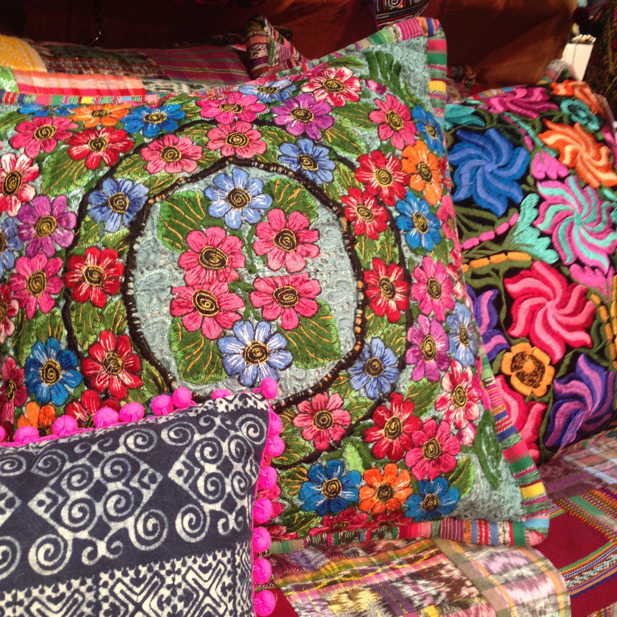 Funda de cojín de tela huipil floral maya reciclada - Guatemala