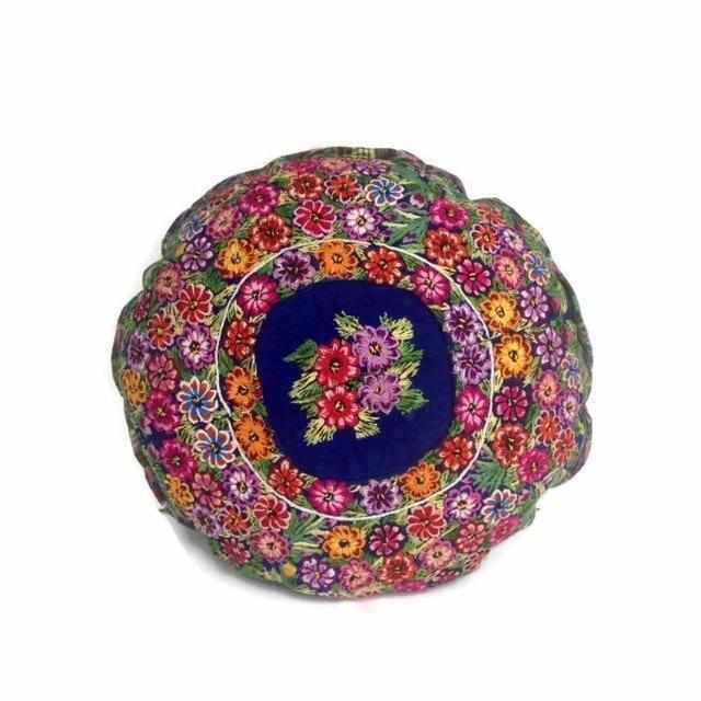 Funda de almohada redonda bohemia única de huipil floral con luna reciclada - Guatemala